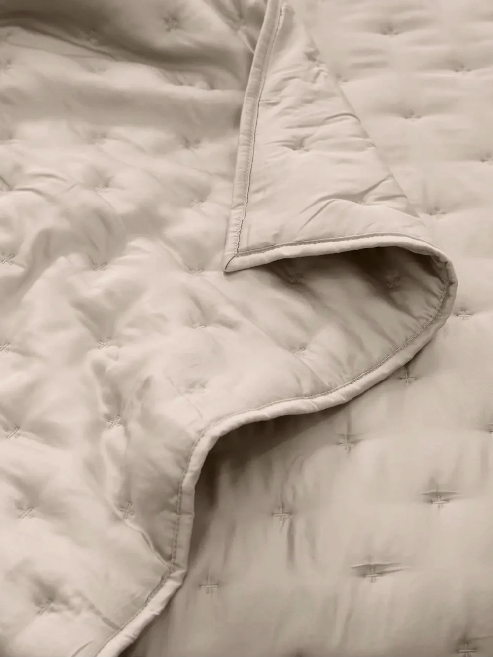 Luxury Full/Queen Sand Bamboo Dream Quilt - Retail $154